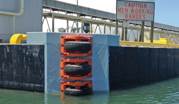 κυλίνδρος φτερά στην αποβάθρα