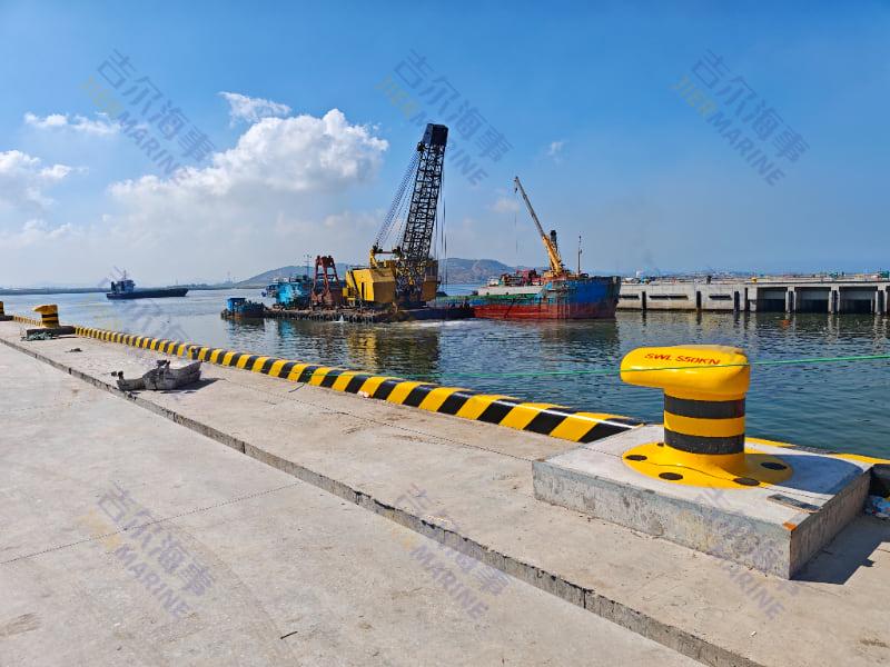 T Bollard εγκατεστημένο σε σκυρόδεμα